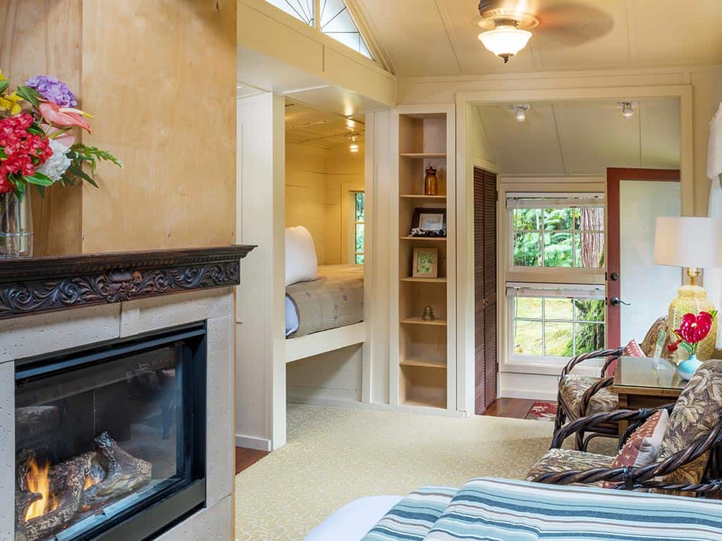 Umauma Falls cottage room overview with fireplace and bedroom view